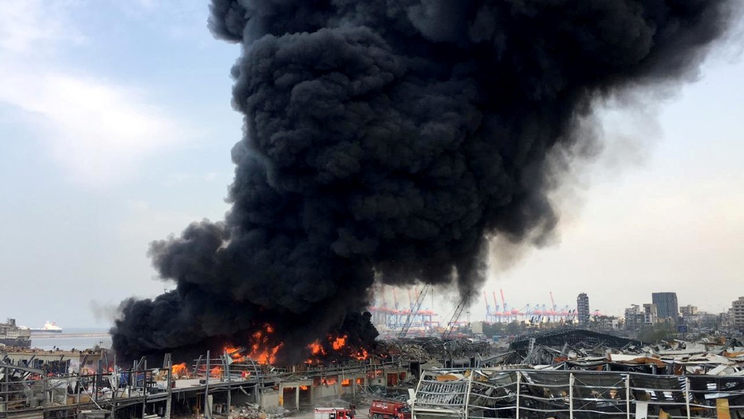 Gran incendio en el puerto de Beirut, semanas después de la devastadora explosión