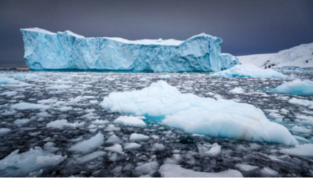 Calor-fractura-el-principal-glaciar-en-Groenlandia