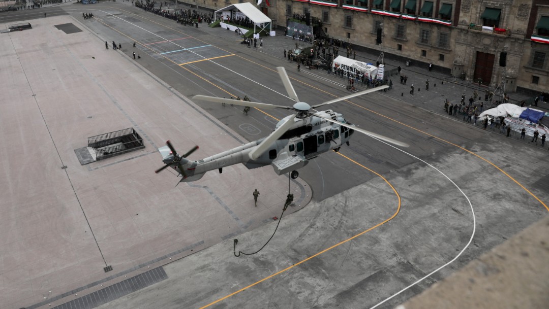 Helicoptero militar en Desfile Militar