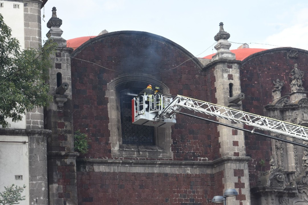 Daños-por-incendio-en-Iglesia-de-la-Santa-Veracruz