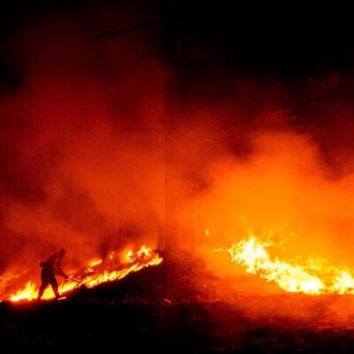 Enorme incendio forestal en California amenaza a más de mil viviendas
