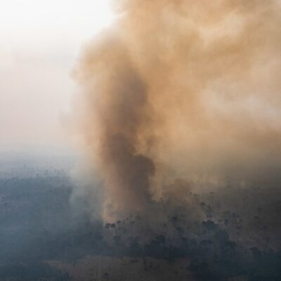 Impresionante incendio en Brasil arde en un área comparable a los de California
