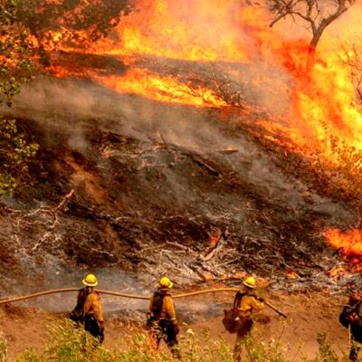 México envía bomberos a California para combatir incendios forestales