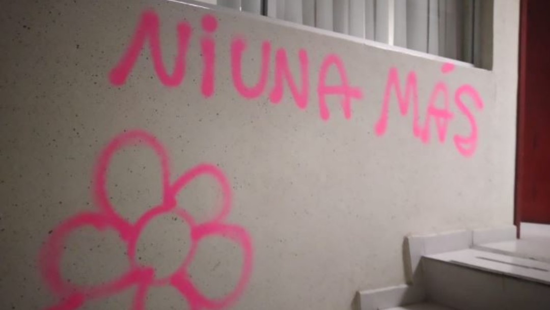 Letreros pintados por feministas en la Comisión de Derechos Humanos del Edomex