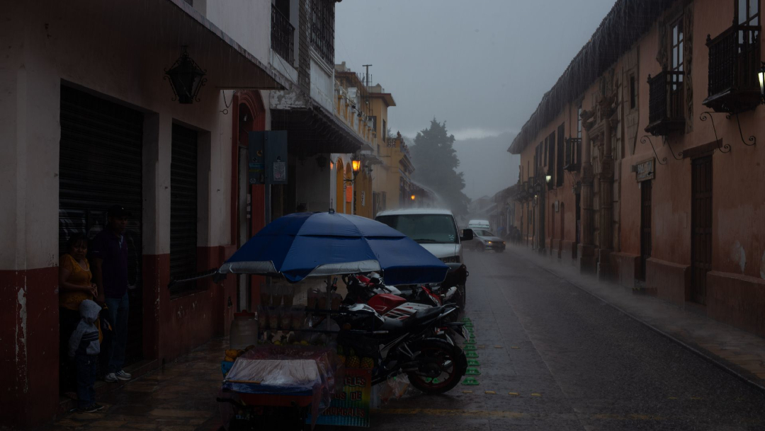 Fotografía que muestra las fuertes lluvias en la zona centro del municipio de San Cristóbal de las Casas, Chiapas