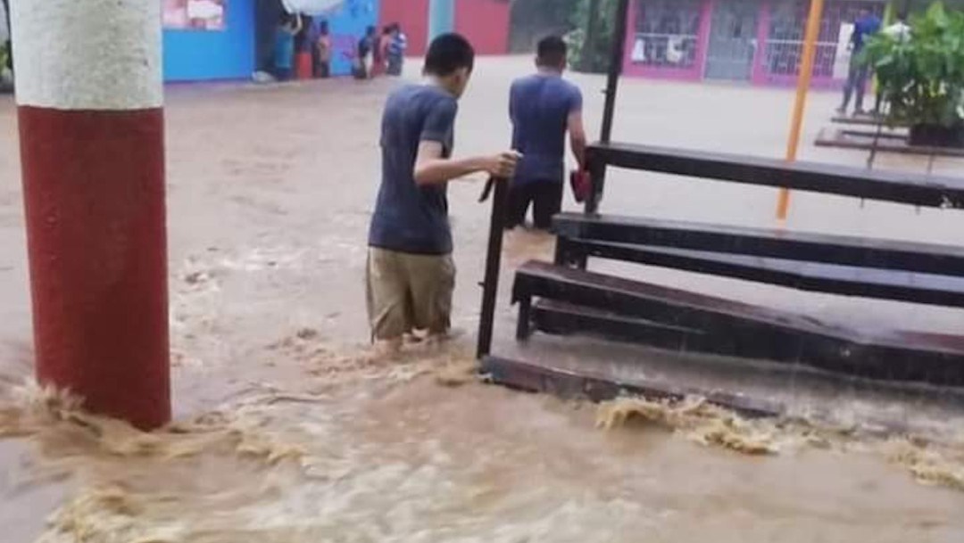 Lluvias en Tabasco y Veracruz dejan inundaciones y desbordamientos de ríos