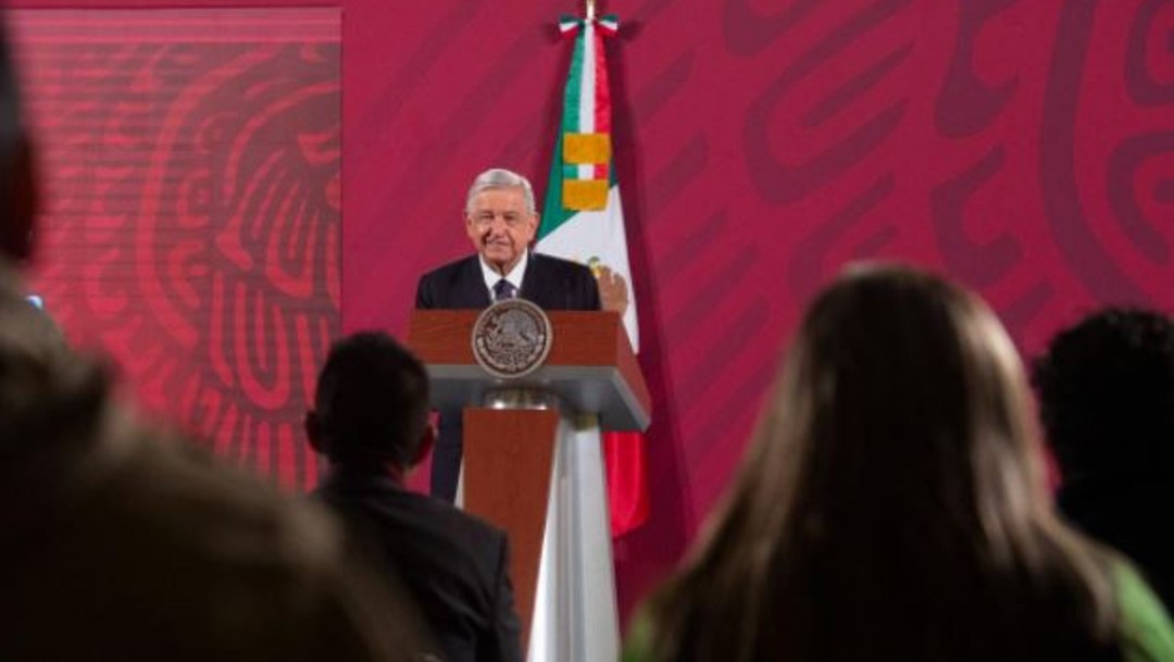 López Obrador frente a reporteros