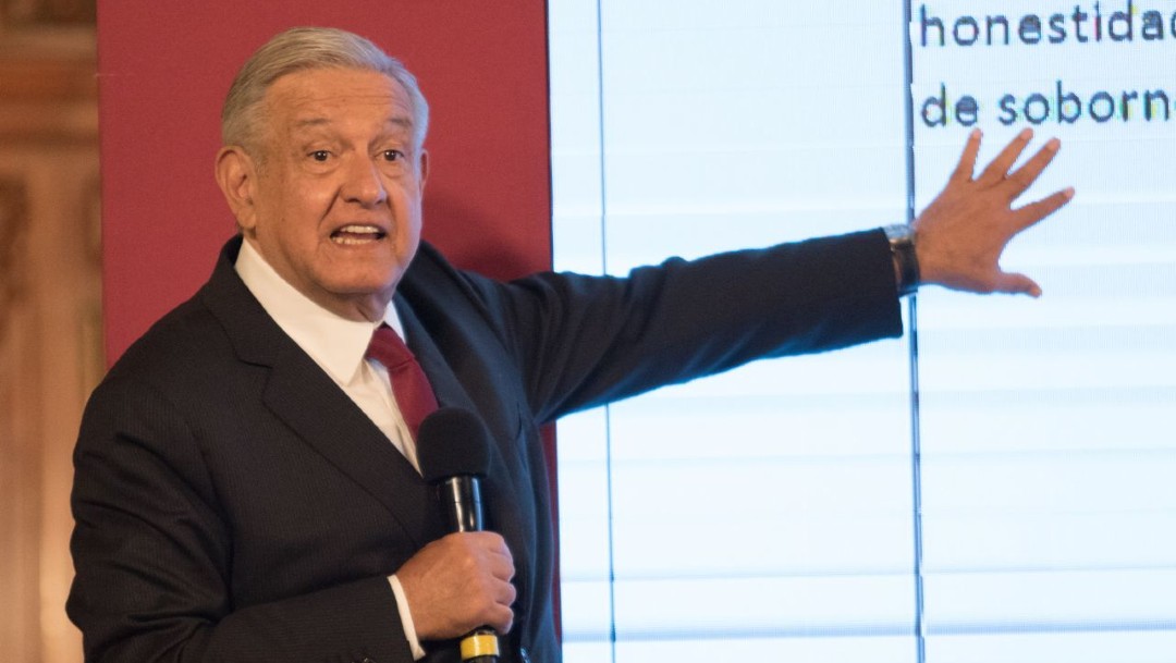 López Obrador lee compromisos de gobierno