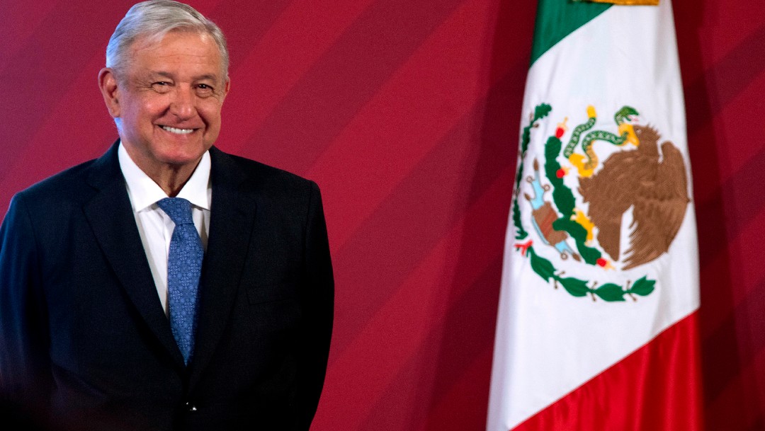 López Obrador sonriendo en conferencia matutina