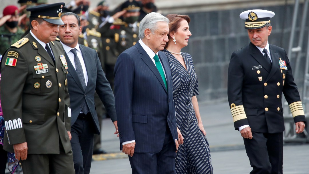 López Obrador y su esposa en desfile militar