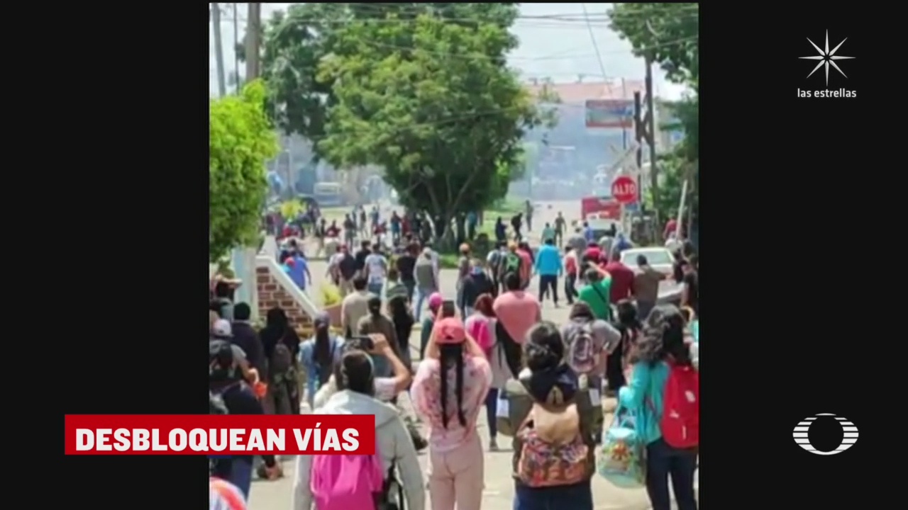 maestros de la cnte y normalistas se enfrentan con la guardia nacional en uruapan