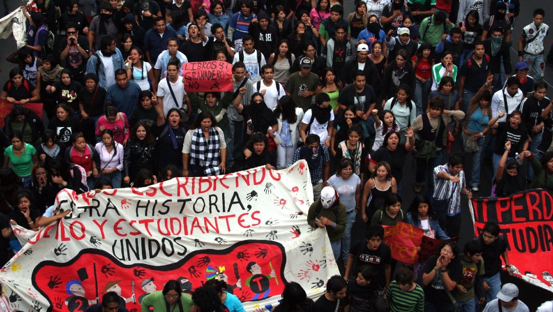 Cientos de personas, entre ellos el Comité 68, simpatizantes de la APPO, estudiantes de la UNAM, UAM y Politécnico, entre otras organizaciones, conmemoraron la Matanza de Tlatelolco el 2 de octubre de 1968