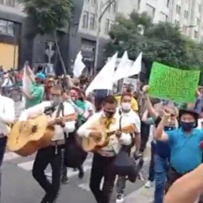 Simpatizantes de AMLO marchan con rumbo al Zócalo