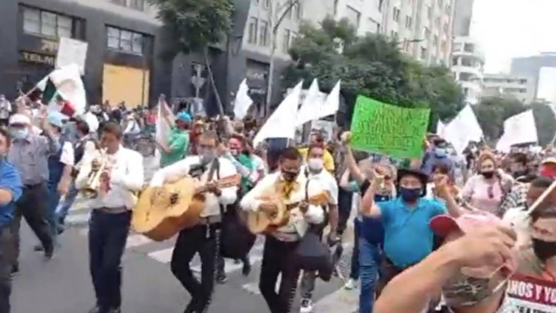 Un grupo de simpatizantes del presidente López Obrador marcha en dirección al Zócalo