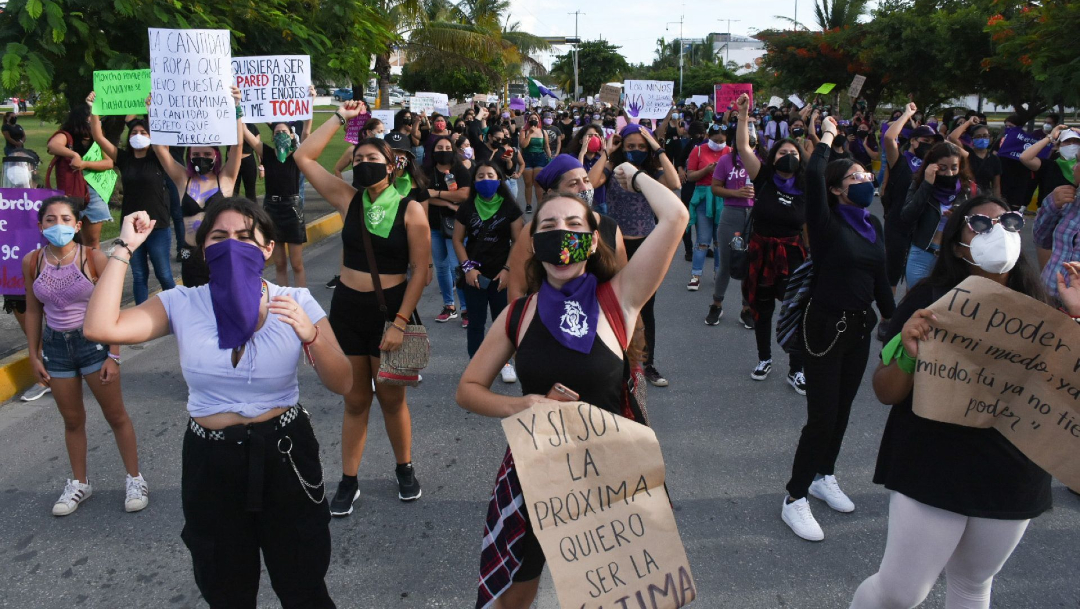 Colectivos feministas marchan en Cancún