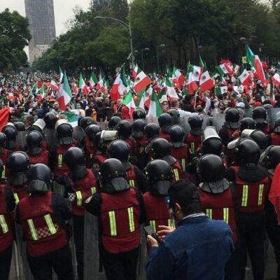 Integrantes del Frente Nacional Anti AMLO realizan plantón en Avenida Juárez