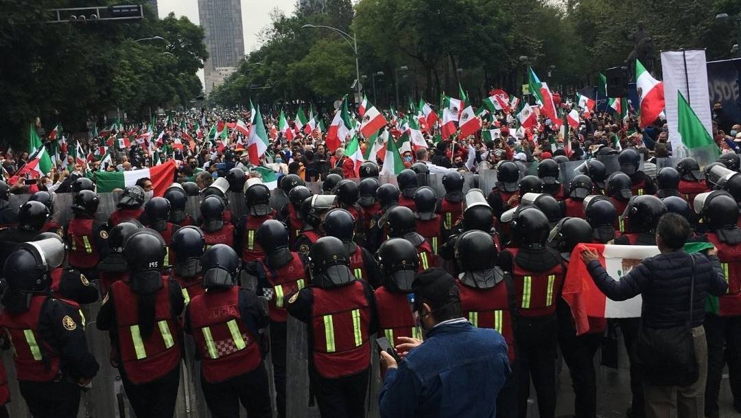 Integrantes del Frente Nacional Anti AMLO protestan en la Avenida Juárez de la Ciudad de México