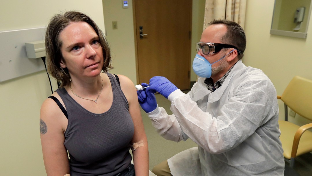 Médico pone vacuna a mujer en ensayos contra COVID-19