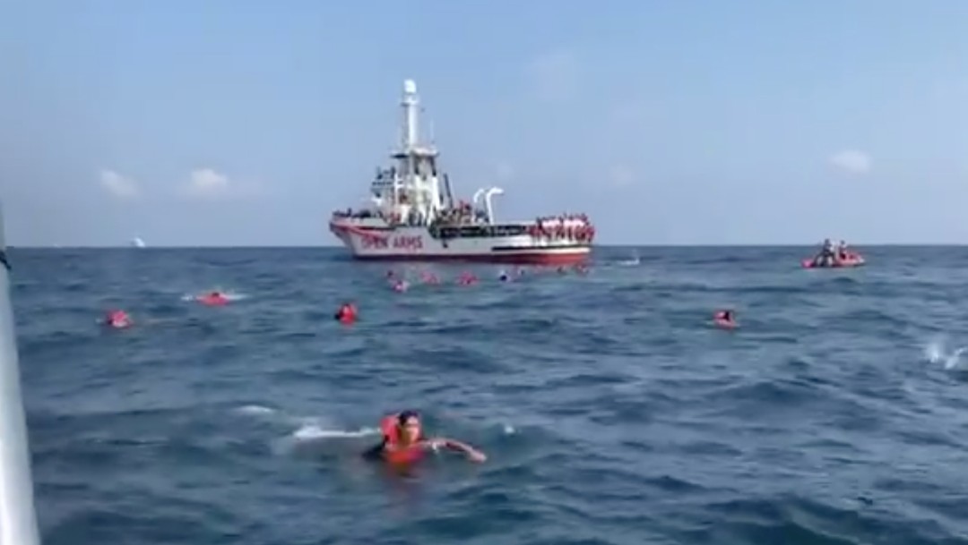Migrantes a bordo del Open Arms se tiran al mar por desesperación
