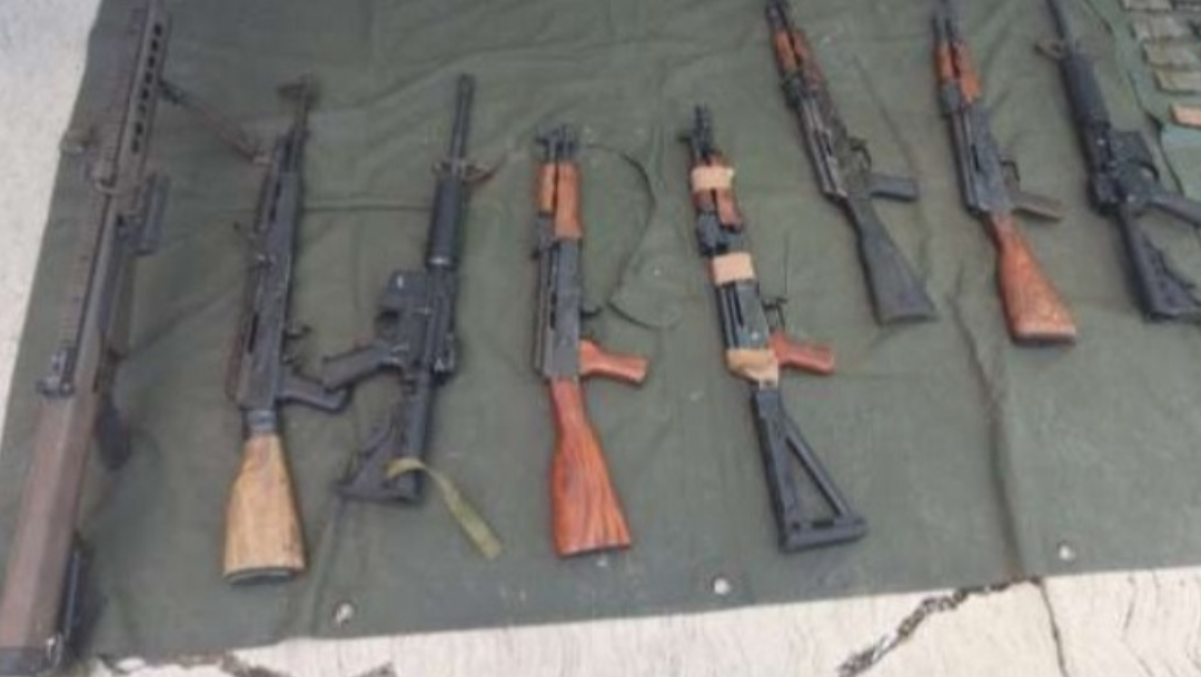 Decomisan armas en comunidad de Aguililla, Michoacán