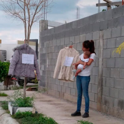 Mujer intercambia ropa por pañales para su bebé y recibe ayuda en Monterrey