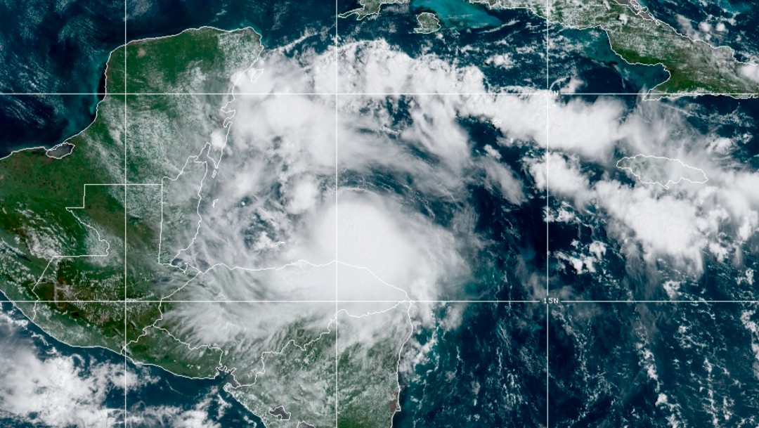 'Nana' se convierte en huracán, amenaza costas de Belice, Guatemala y sur de México