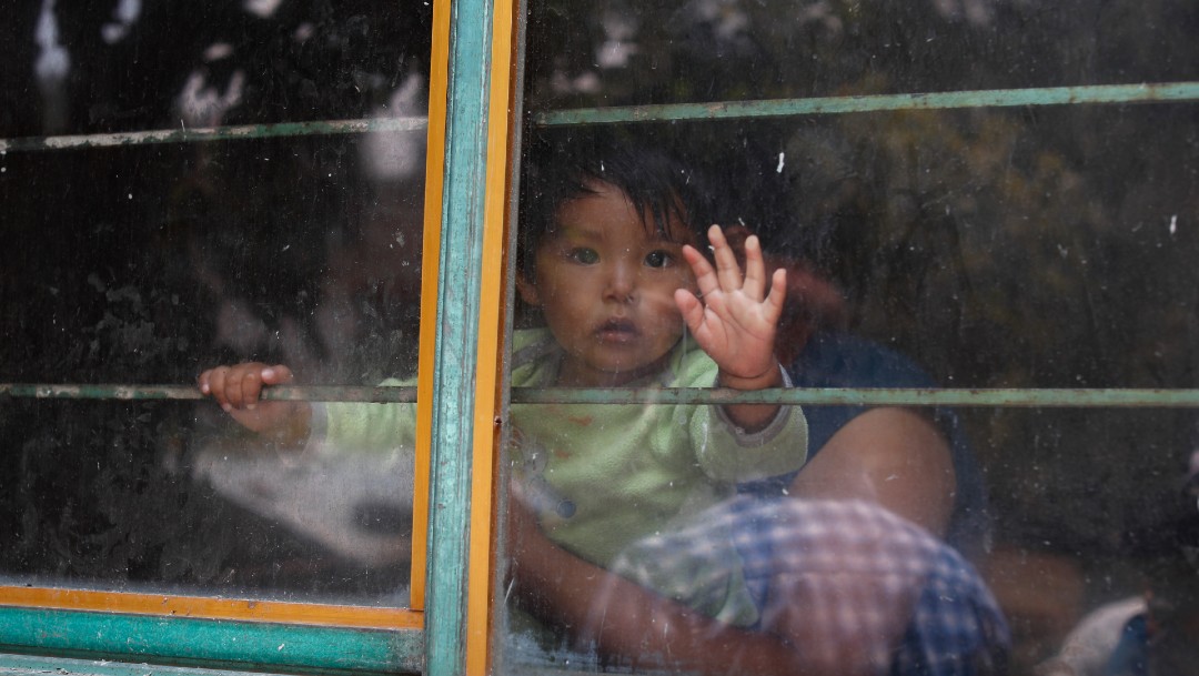 Niño viendo por ventana