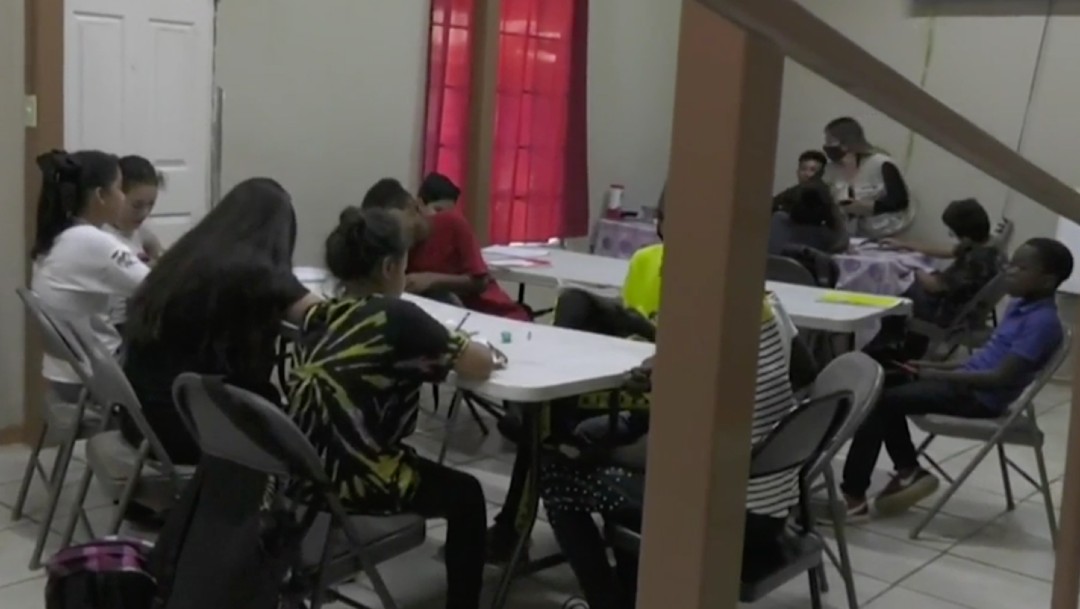 Niños migrantes retoman clases a distancia en albergues de Tijuana debido a la pandemia