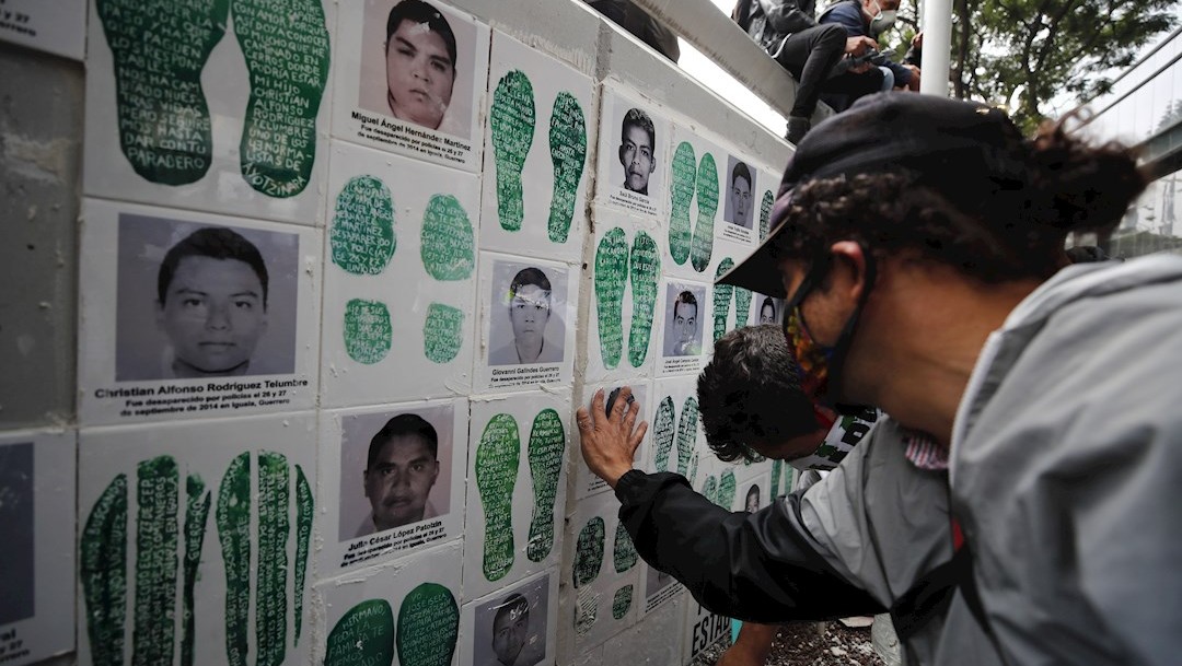 Familiares de los 43 estudiantes desaparecidos de Ayotzinapa protestan afuera de las instalaciones de la FGR
