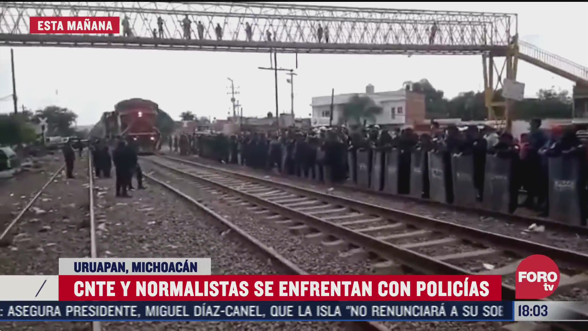 normalistas se enfrentan con policias en michoacan