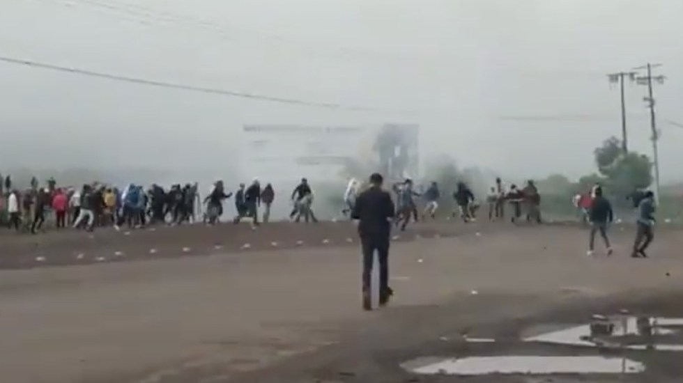 normalistas se enfrentan en tiripetio-michoacan con policias