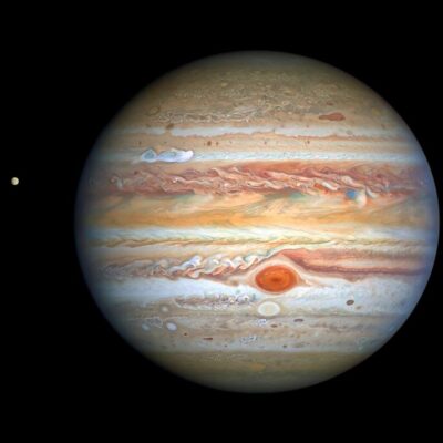 Hubble toma espectacular foto a Júpiter y su luna ‘Europa’
