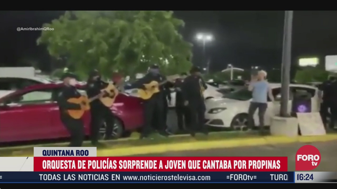 orquesta de policias tocan para joven cantante que pedia propinas