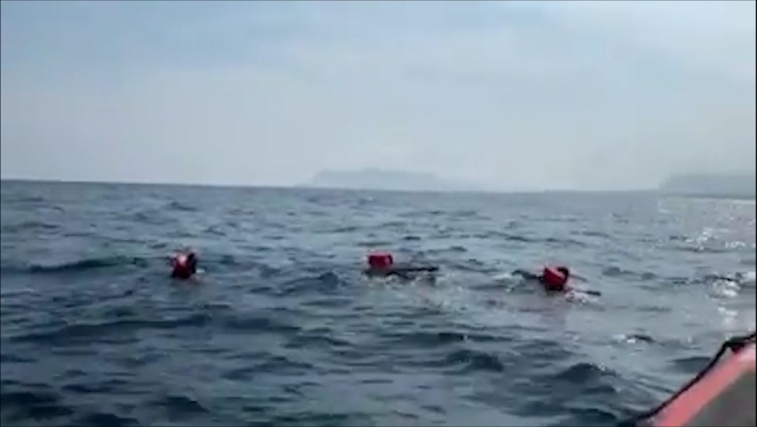 Otros 48 migrantes del Open Arms saltan al mar por desesperación