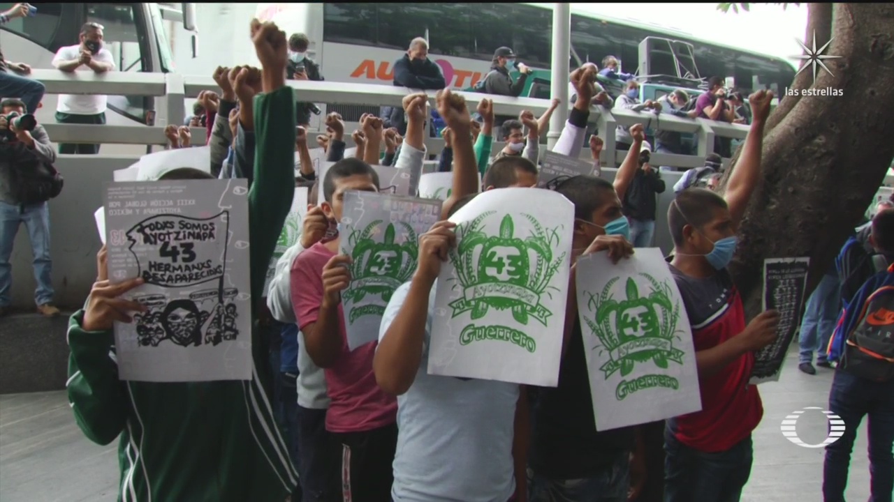 padres de los 43 normalistas de ayotzinapa protestan frente a la fgr