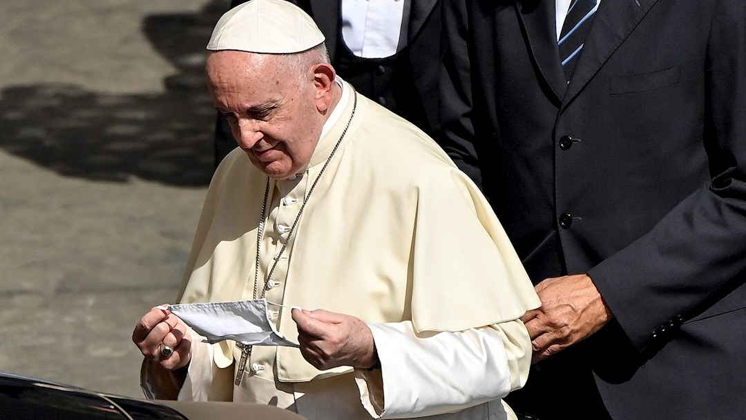 El papa Francisco se pone el cubrebocas