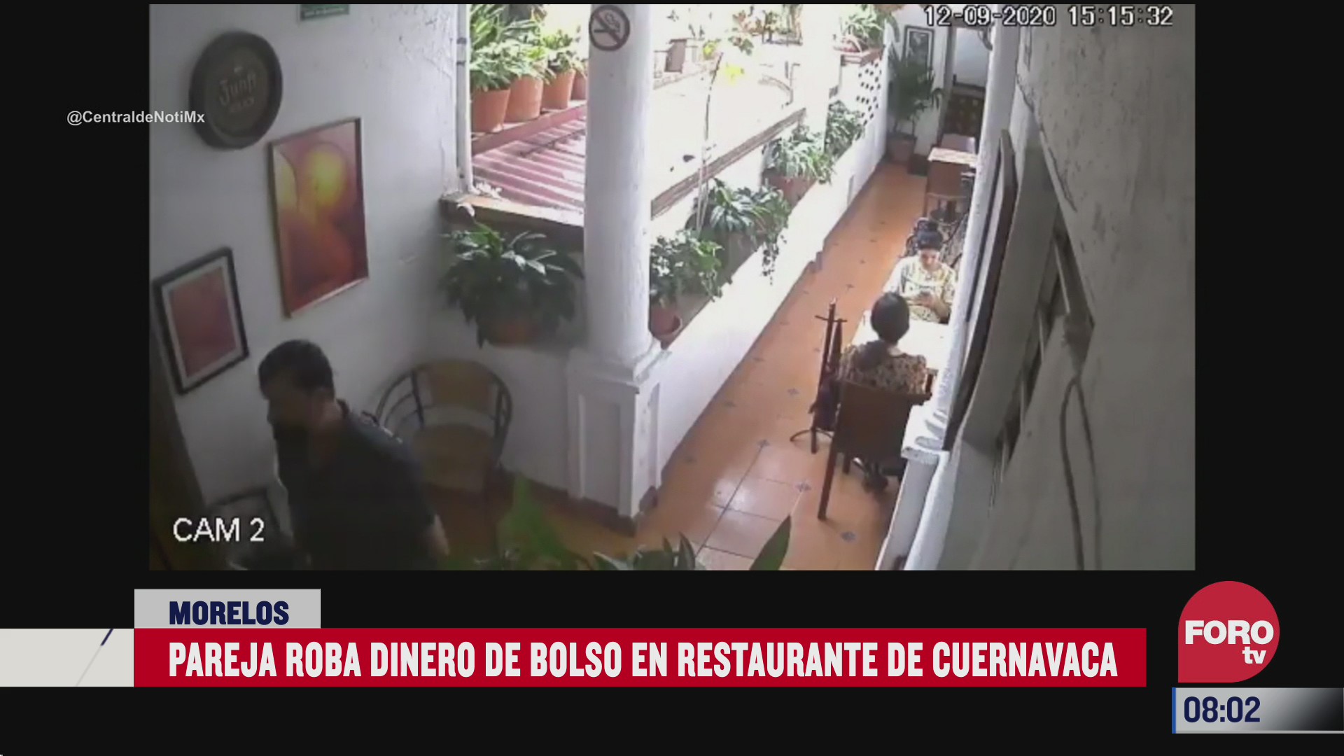 pareja roba dinero de bolso en un restaurante en cuernavaca