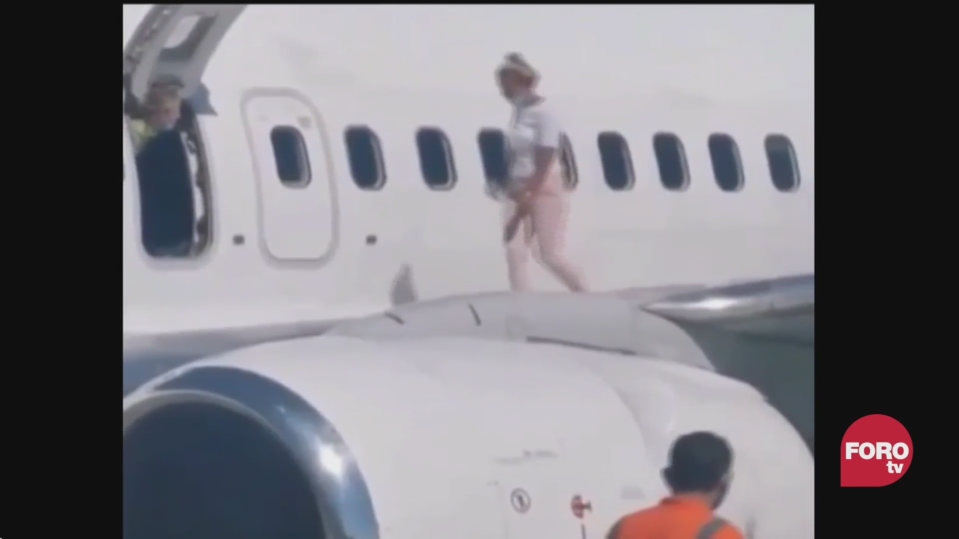pasajera de Ucrania abrió la puerta de emergencia y salió a caminar sobre el ala de un avión, porque tenía calor
