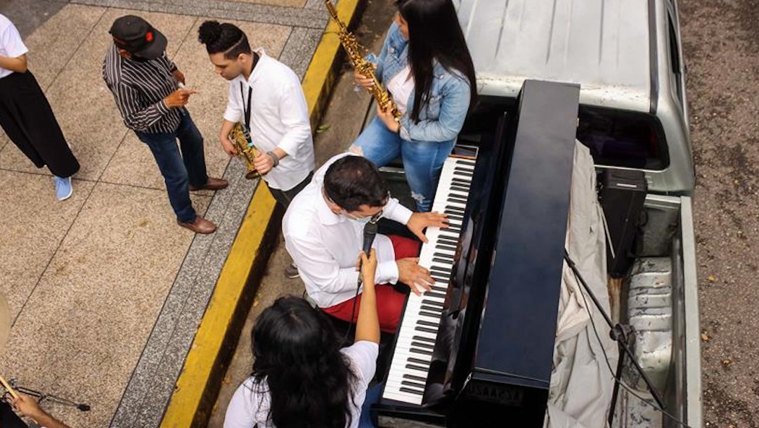 Pianista esparce ‘desinfección musical’ contra COVID-19 en Venezuela
