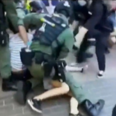 Video: Policía derriba a niña de 12 años en protesta en Hong Kong