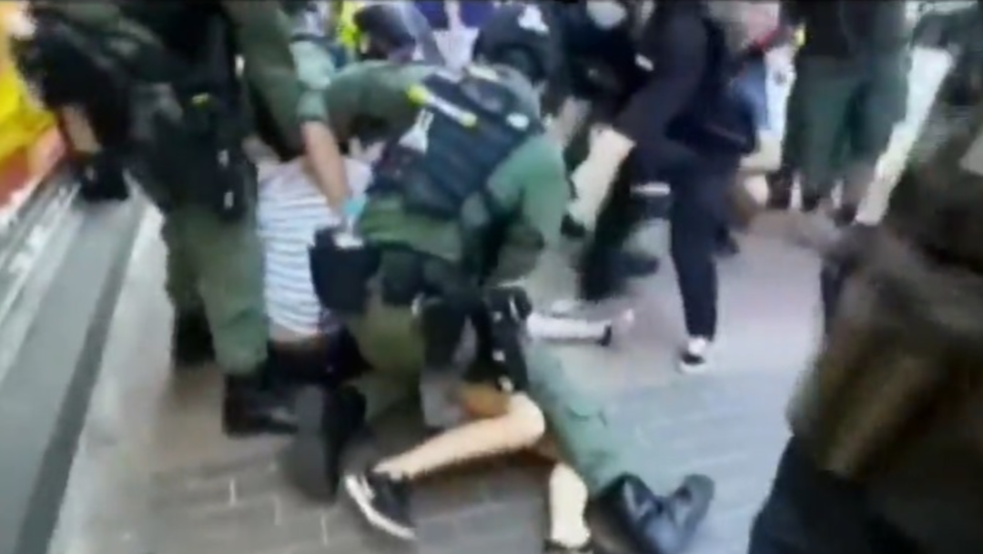 Graban a policia de Hong Kong tira a una niña