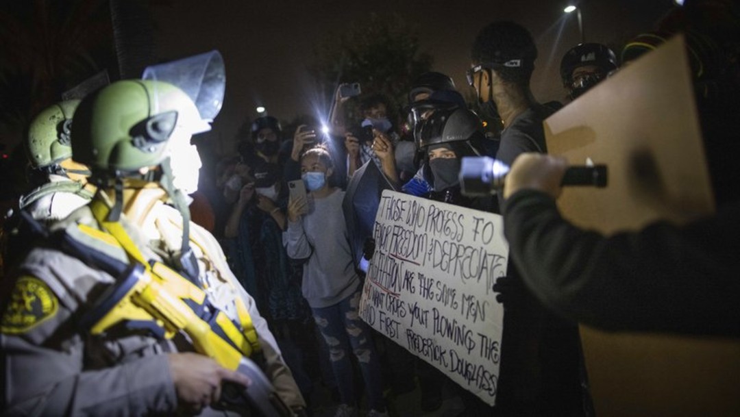 Manifestantes chocan con agentes de la policía de Los Ángeles en protestas tras la muerte de Dijon Kizzee