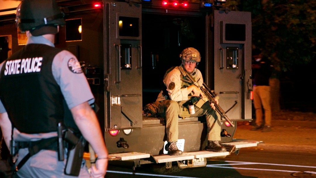 Policías heridos y decenas de detenidos durante disturbios raciales en Louisville
