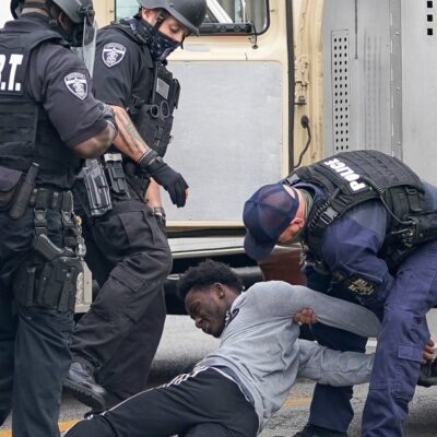 Policías heridos y decenas de detenidos durante disturbios raciales en Louisville