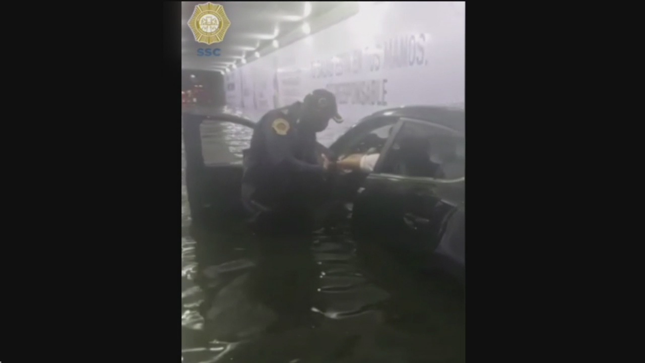 policias rescatan a conductor que quedo atrapado en inundacion de cdmx