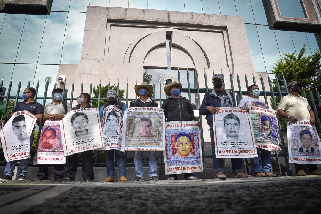 Padres-de-normalistas-desaparecidos-protestan-en-el-CJF