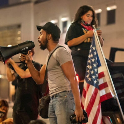 Conductores arrollan a manifestantes de protestas raciales en Hollywood