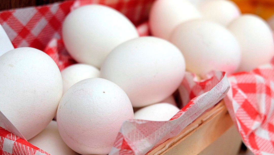 Consejo para cocinar huevos cocidos: agrega bicarbonato de sodio