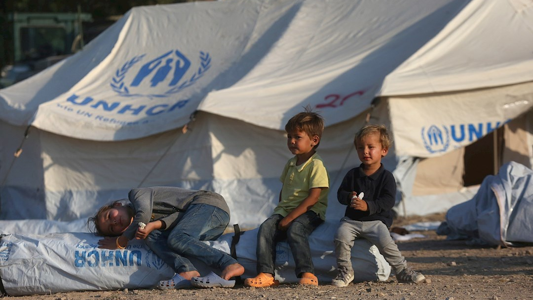 Niños juegan en el nuevo campamento de refugiados de Kara Tepe en la isla de Lesbos, Grecia