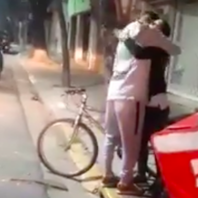 Video: Le roban la bicicleta a repartidor; la joven que hizo el pedido le regaló la suya